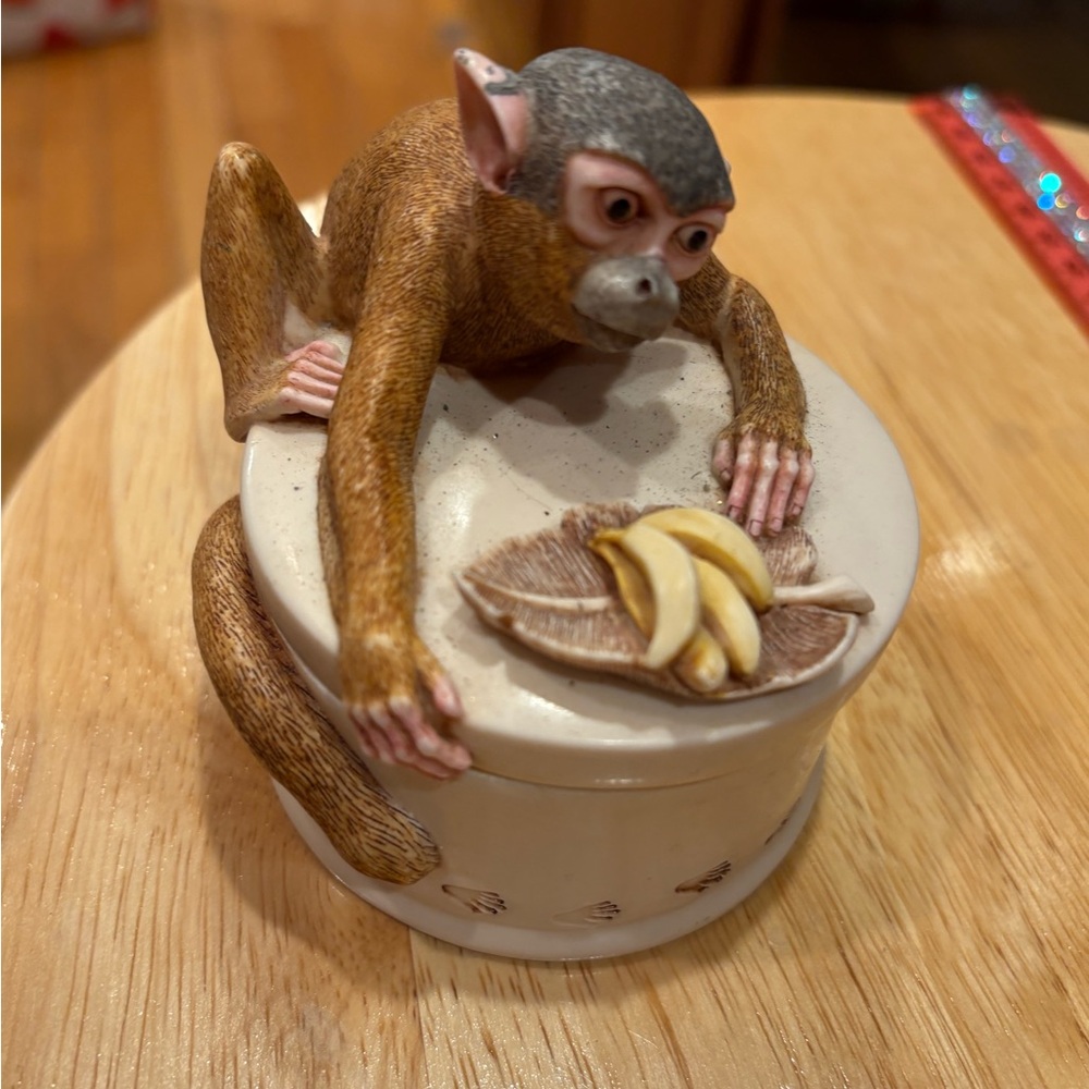 Harmony Kingdom-KoKo’s treat Monkey Covet with Banana Detail